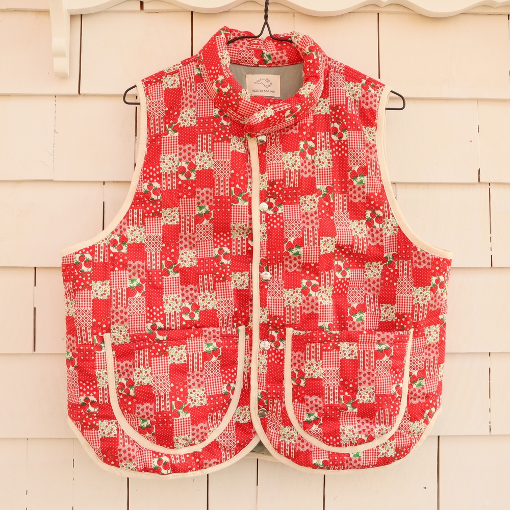 Upcycled Strawberry Patchwork Quilted Vest Vintage Cottagecore Red L - Picture 5 of 8